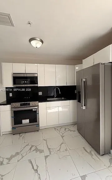 811 E 52nd St #102 — Photo 31