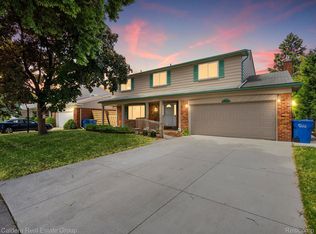 29831 Tropea Dr, Warren, MI 48092