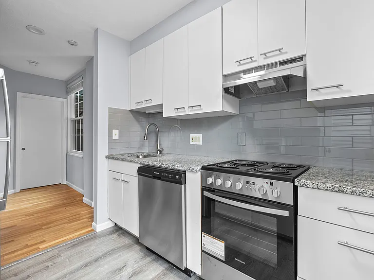 12 Parmenter St #4R — Photo 7