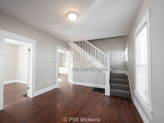 5th image of 323 W 40th St