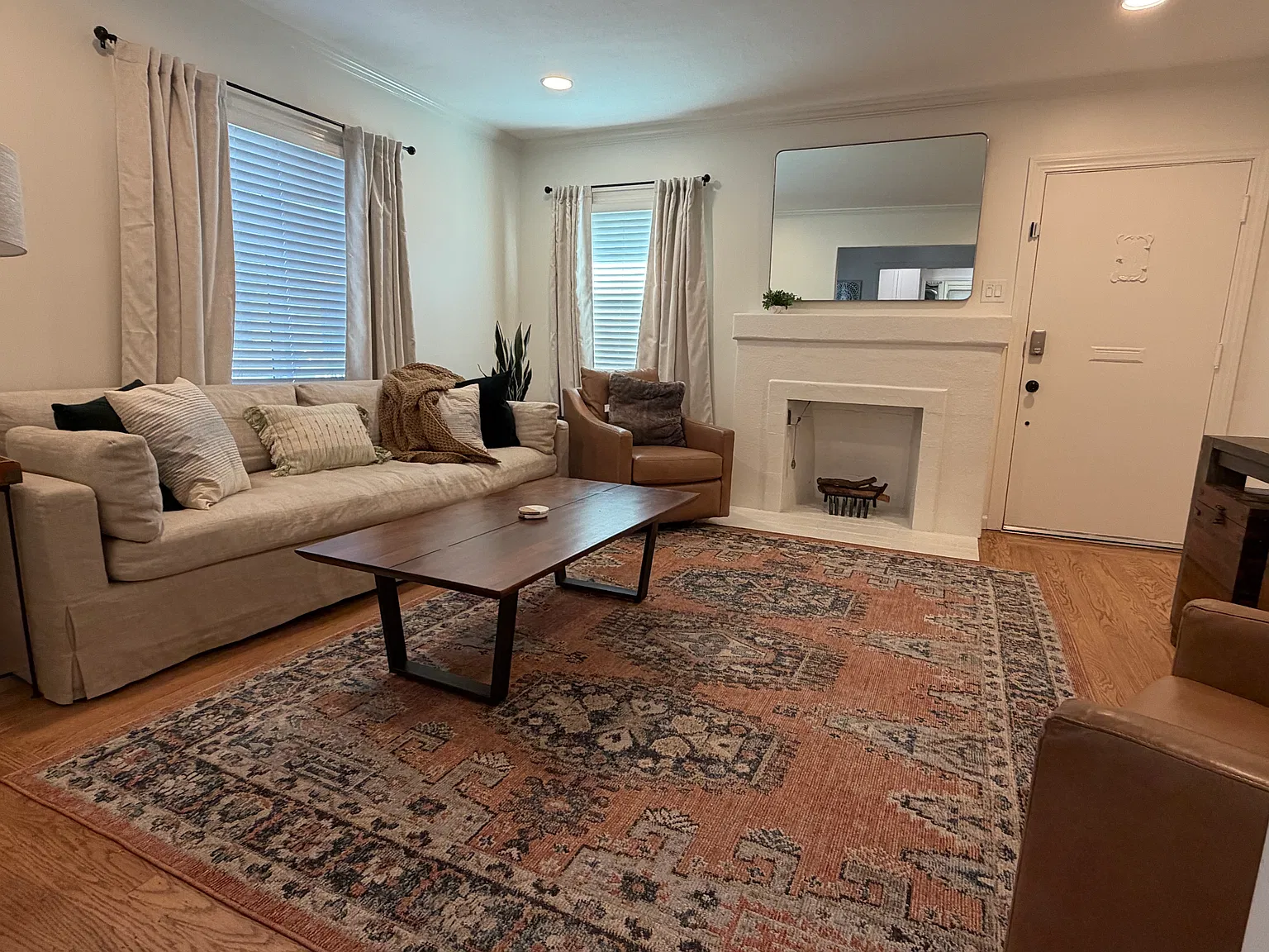2 bed, 1.5 bath, 1055 sqft, $3,600 — Photo 2