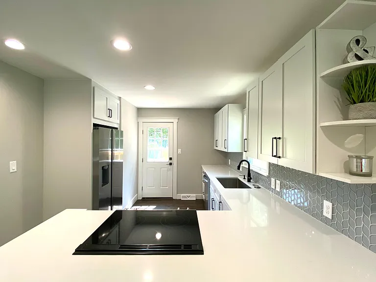 2221 Highland St — Photo 5