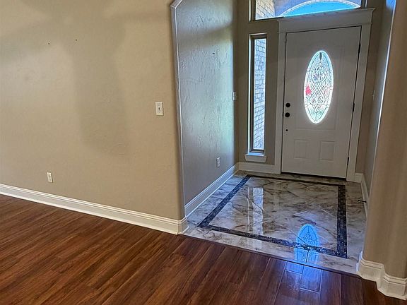 2nd image of 696 Linus Ln