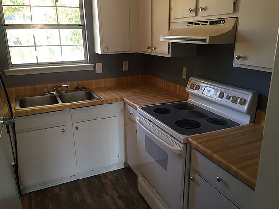 3rd image of 3412 Green Briar Cir