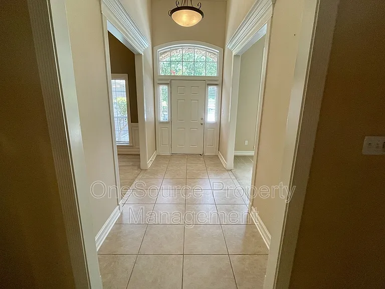 979 Watersview Dr — Photo 2