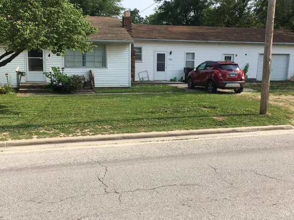 735 E Bridge St, Nebo, IL 62355