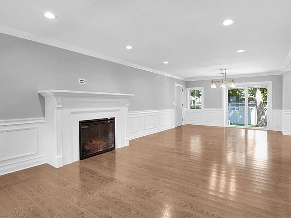 3rd image of 45 E 18th St