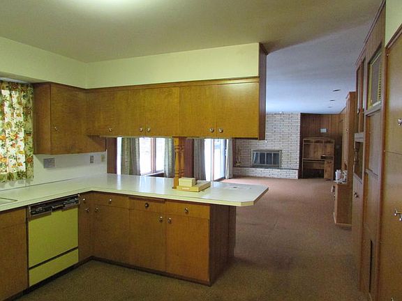2nd image of 530 Camelot Ln