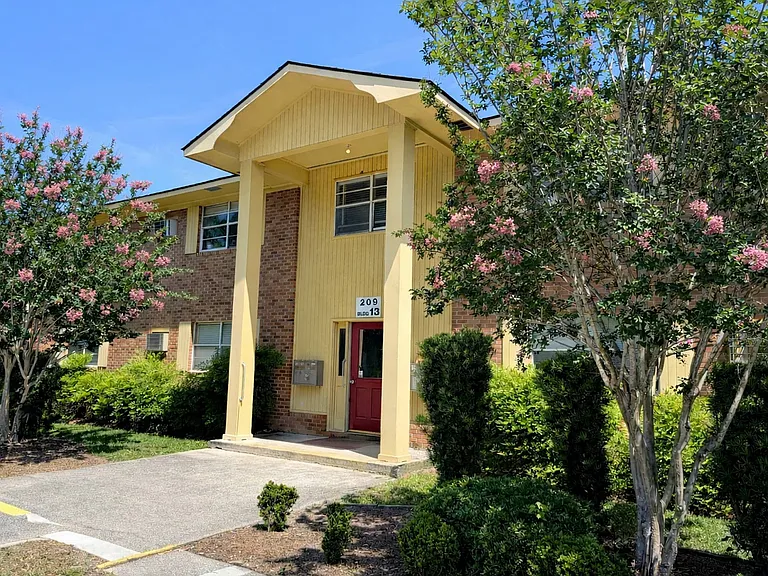 Colonial Park Apartments — Photo 10