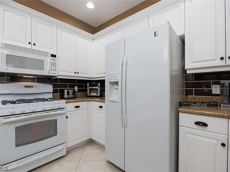 3240 Cottonwood Bnd #201 — Photo 11