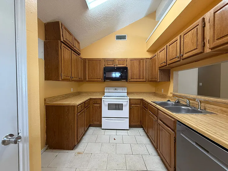 6800 Cuculu Dr — Photo 6