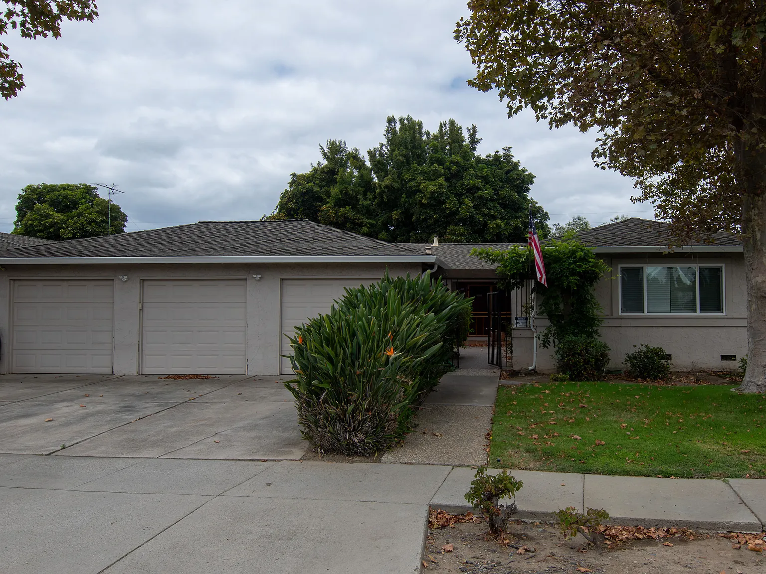 3 bed, 1300 sqft, $4,200 — Photo 1