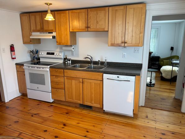 8 E Main St