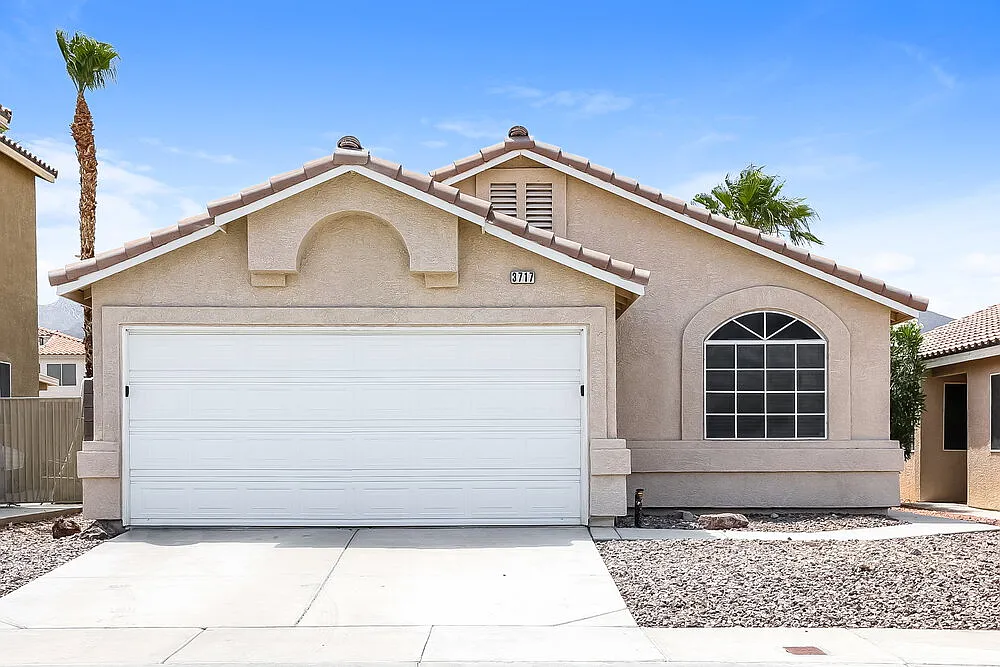 3 bed, 2.0 bath, 1306 sqft, $2,010 — Photo 1
