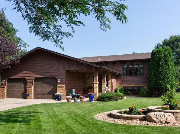 1601 40th Ave S, Fargo, ND 58104