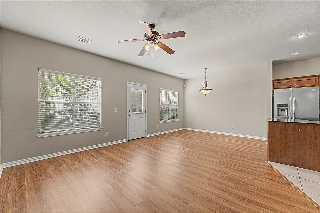 2 bed, 2.5 bath, 1250 sqft, $1,350 — Photo 2