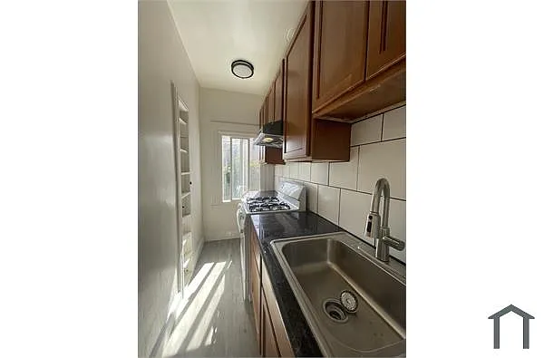 Building Photo - 742 E 21st St #3
