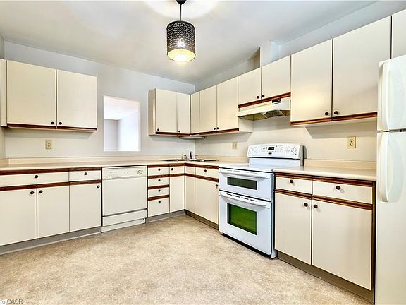 3rd image of 122 Bunting Rd #54