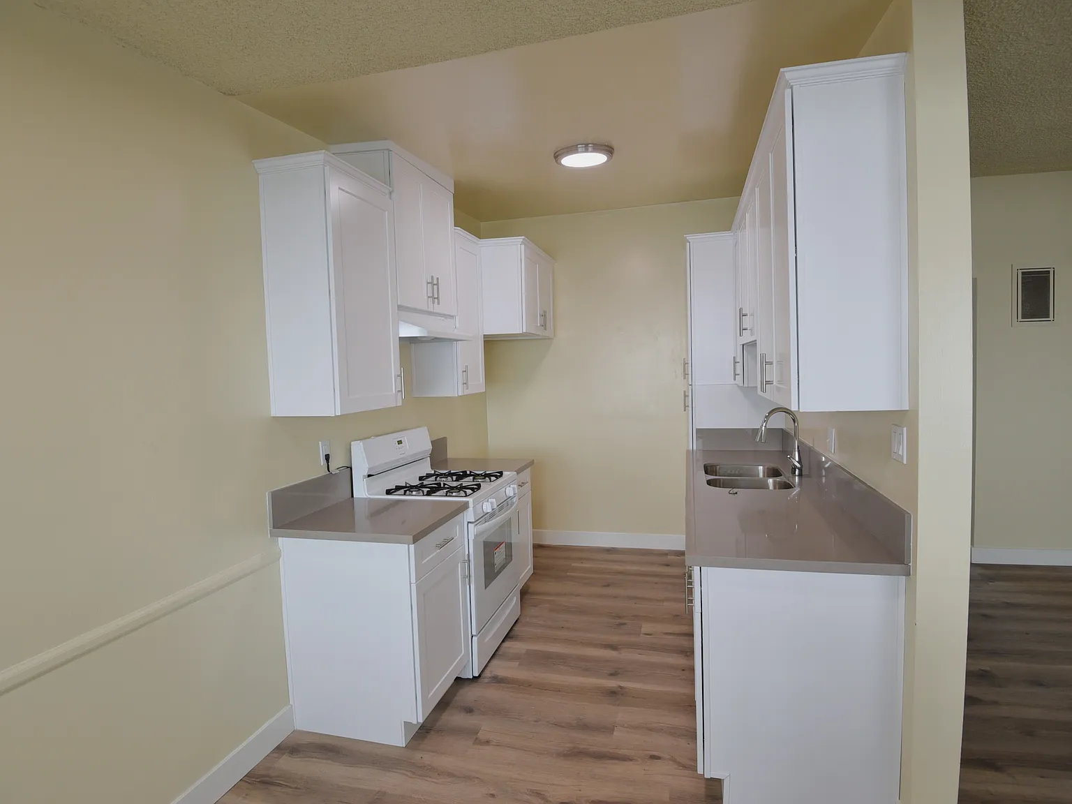 454 W Elk Ave — Photo 4
