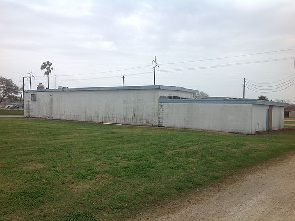 5th image of 909 N Avenue F