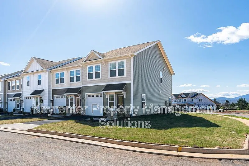 3 bed, 3.0 bath, 1480 sqft, $2,100 — Photo 4
