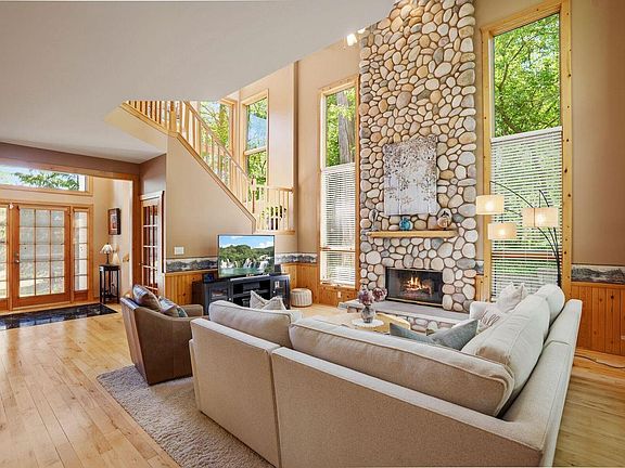 5th image of W305N2373 Maple AVENUE