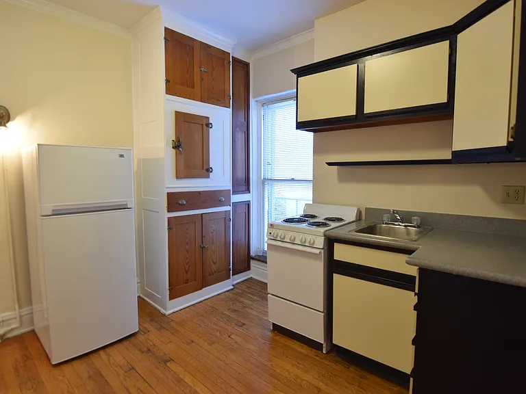 Greystone Court Apartments — Photo 7