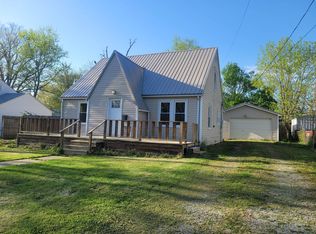 303 W Parkhurst St, Fairfield, IL 62837