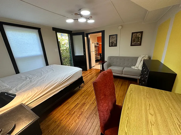 216 University Ave — Photo 45