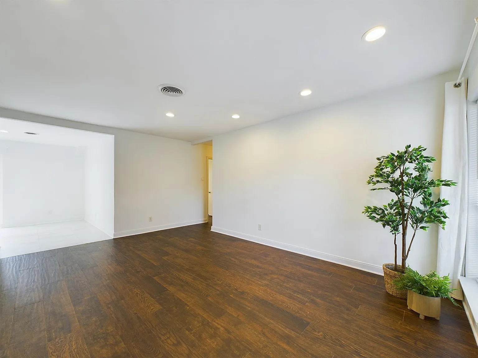 3 bed, 2.0 bath, 1054 sqft, $2,350 — Photo 4