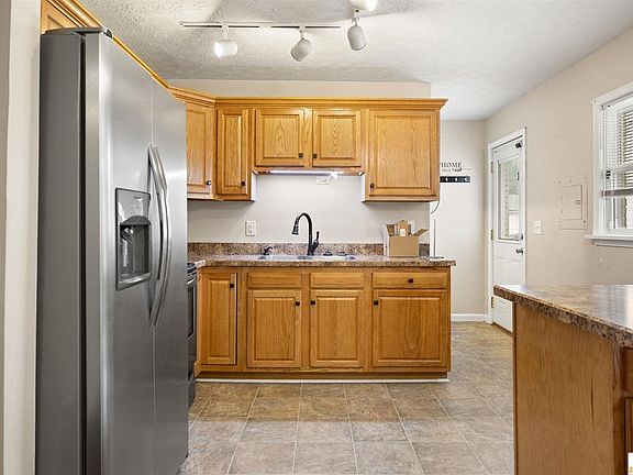 3rd image of 214 Melwood Dr