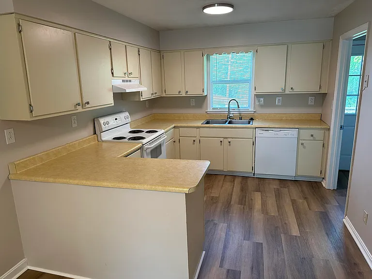 788 Ridgeview Dr — Photo 3