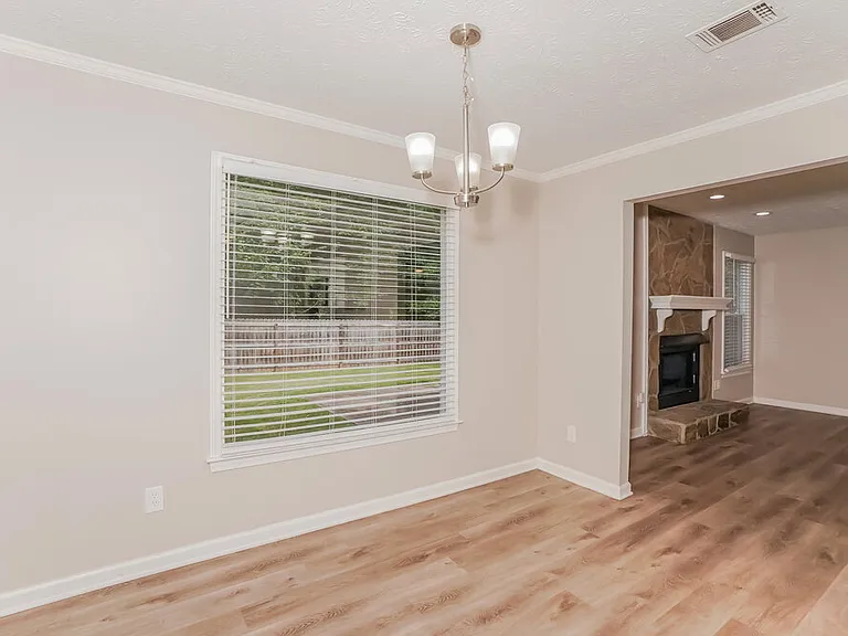 35 Riverside Ct — Photo 6