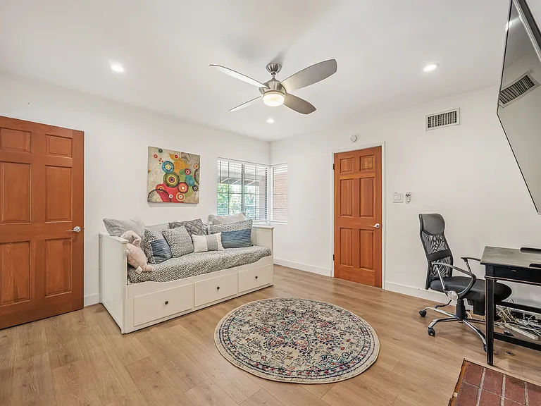 12655 Chandler Blvd — Photo 9