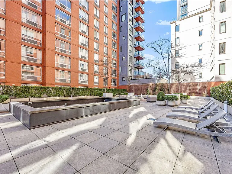 555 W 23rd St #S9Q — Photo 8