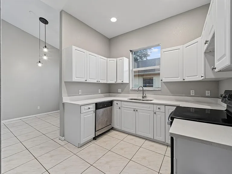 4059 SW Kamsler St — Photo 14