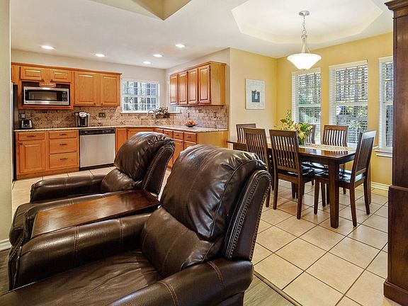 3rd image of 301 Park Pl