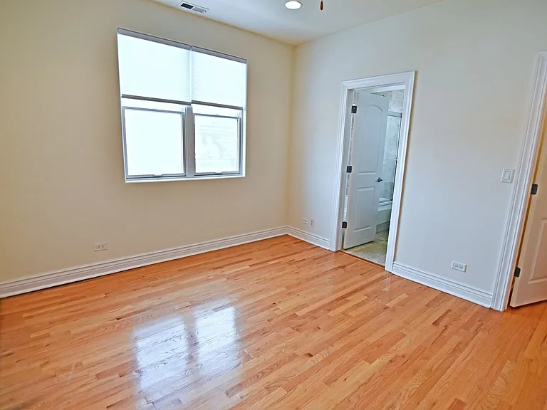 5140 N Clark St — Photo 10