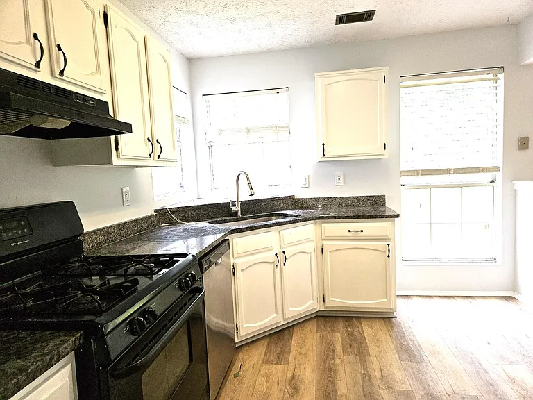 1261 Woodstream Dr — Photo 9