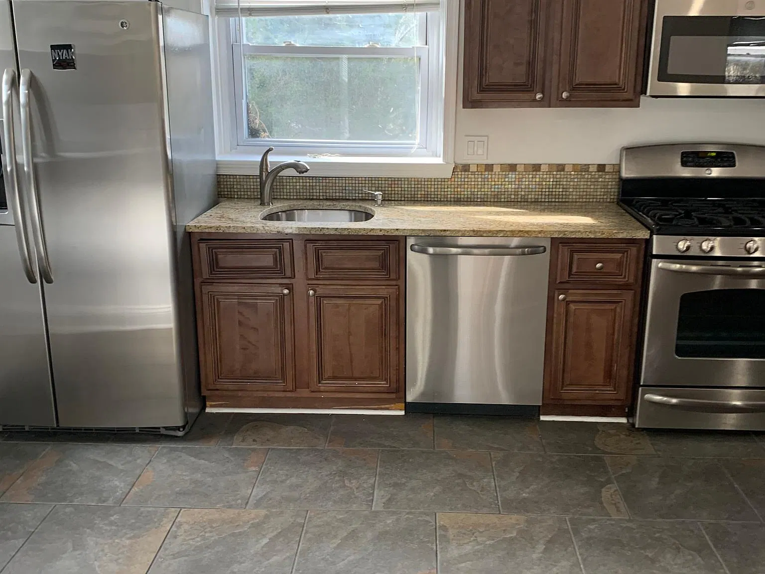 3 bed, 2.5 bath, 2400 sqft, $3,250 — Photo 4
