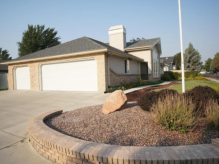 1515 E Trevino St — Photo 21