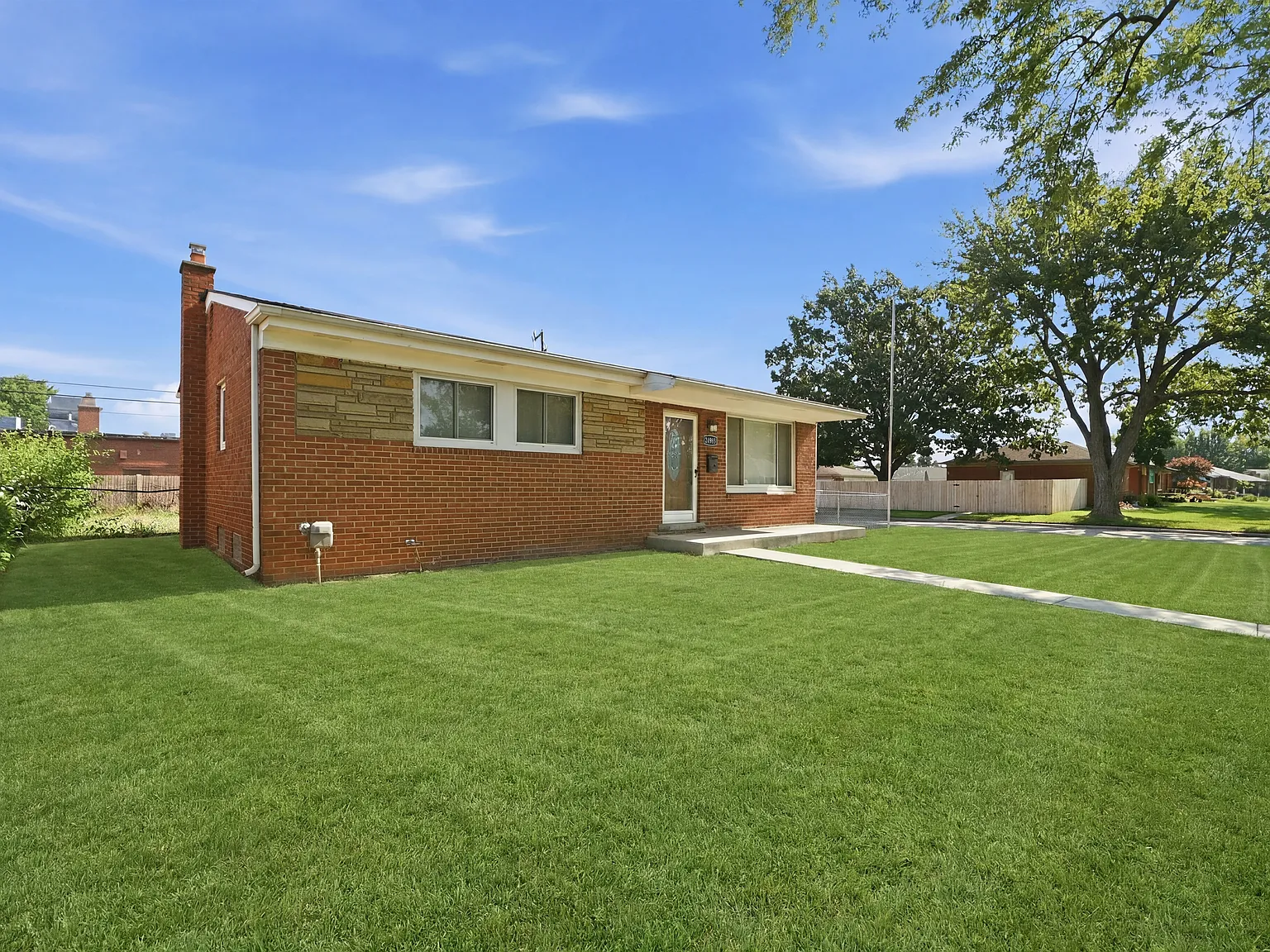3 bed, 1052 sqft, $2,100 — Photo 3