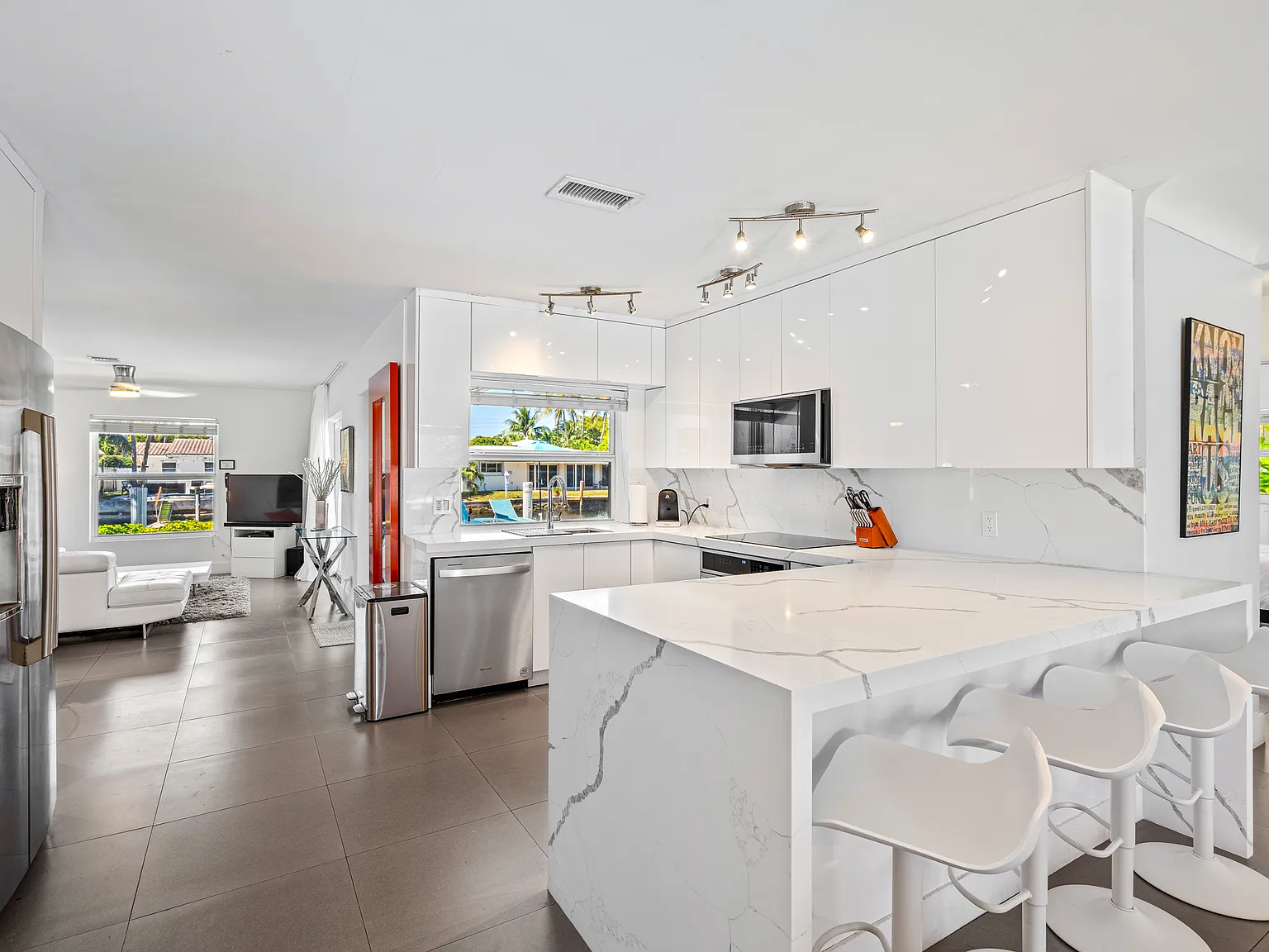 3 bed, 2500 sqft, $7,995 — Photo 4