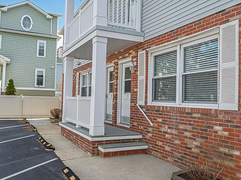 9506 Ventnor Ave #7 — Photo 2