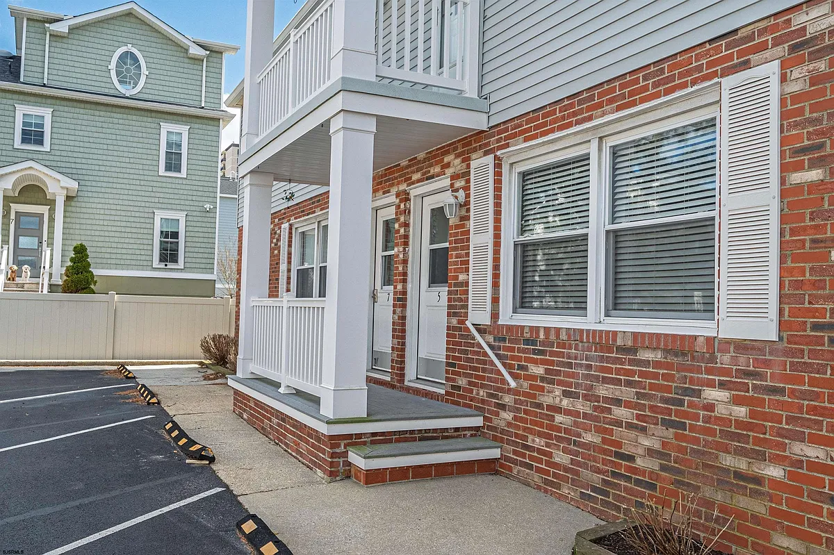 Building Photo - 9506 Ventnor Ave #7