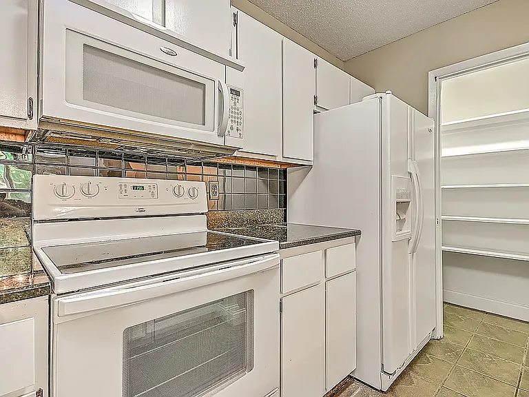 109 Beechnut St #7 — Photo 30
