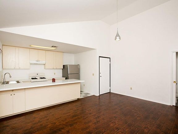2nd image of 1753 N Kenmore Ave #1753