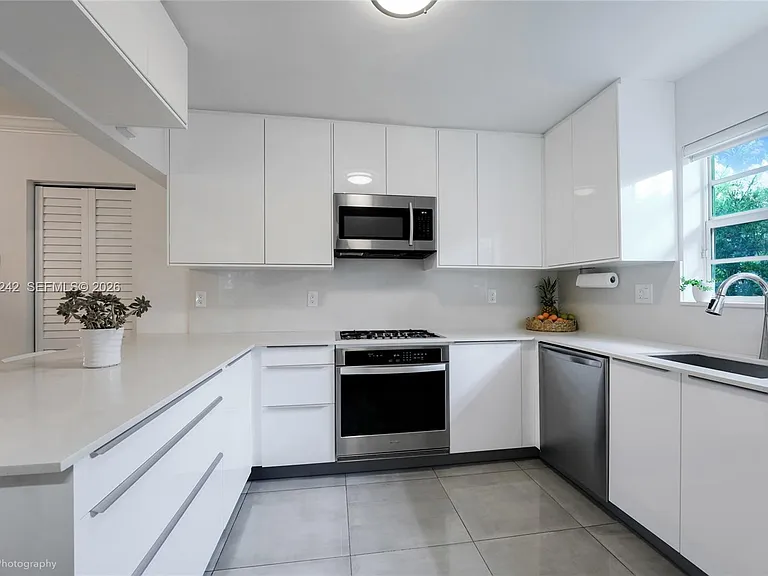1556 Catalonia Ave — Photo 6