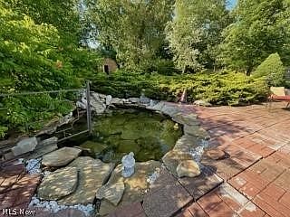 4th image of 684 Robinhood Dr