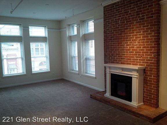 4th image of 221 Glen St APT 202